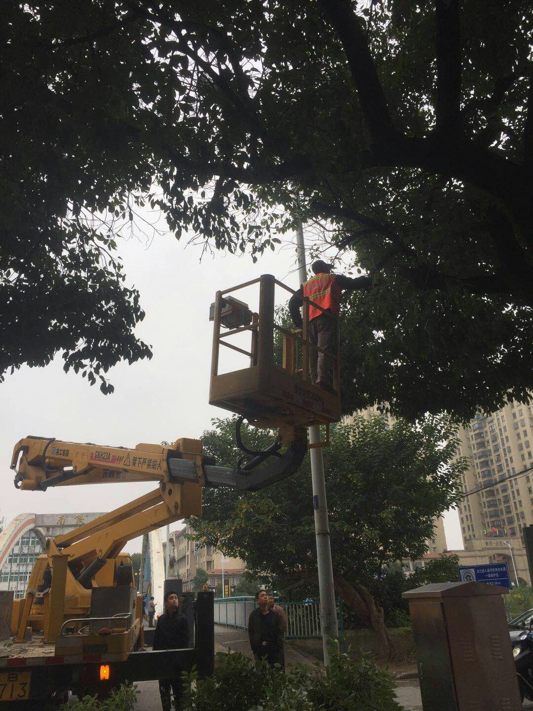 近日，我公司根據(jù)南陵縣市政園林所通知，組織安排人員車輛協(xié)助市政園林所路燈科修剪陵陽路兩側(cè)遮擋路燈照明的樹枝。此項(xiàng)工作持續(xù)了三天，消除了因路燈光照不足帶來的夜間通行安全隱患問題，受到沿線居民一致好評(píng)。
